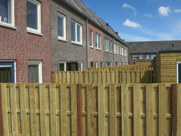 Grenen schuttingen en poorten